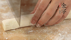 均勻切段后搓成長條狀，繞到香腸上，以紅豆點綴眼睛。