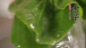 小青菜從根部掰開，分別洗凈。