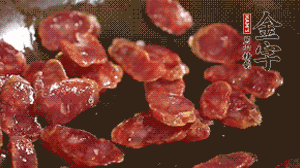 鍋中油7成熱時(shí)，，先放香腸煸香，再放荷蘭豆、小玉米均勻翻炒。（可淋點(diǎn)料酒或清水讓香腸口感軟一些）