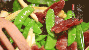 出鍋前加少許鹽調(diào)味就可以啦！