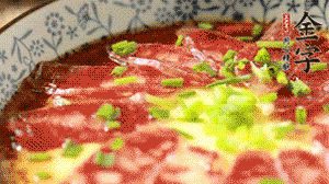 出鍋前淋上少許生抽、香油調(diào)味，撒上蔥花就可以了。