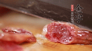 金字香腸蒸或煮至7成熟，切成片備用。