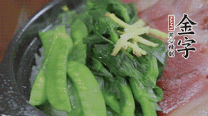 燜好的米飯開蓋，放入菜心、荷蘭豆，澆上調(diào)味汁拌勻。