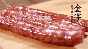 金字金華香腸整根入蒸鍋，蒸熟后切成片。