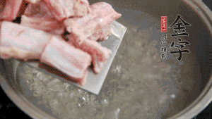 剁成塊狀的排骨洗凈，放入沸騰的鍋中，加姜片汆燙，2分鐘后撈出備用。