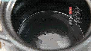 依次把排骨、玉米、蓮藕、荸薺放入砂鍋中。（根據(jù)食材的難易熟度放置，難熟的放下面，其他湯品也是一樣。）