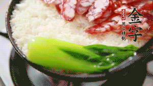 5分鐘后，在鍋邊用勺子淋一圈少少的油。打雞蛋，放青菜，把調(diào)好的醬汁倒入。（在米飯周圍用小勺沿著鍋邊淋上一圈油，是為了吃到地道的鍋巴。這個過程可以稍微轉(zhuǎn)動下鍋，使四壁受熱均勻。）