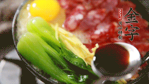 小火繼續(xù)燜，聞到米飯焦香關(guān)火繼續(xù)燜2分鐘。（微微的火力讓米飯和香腸融為一體，滋味互相滲透，又不至于讓米飯成熟太快而導(dǎo)致煳底。）