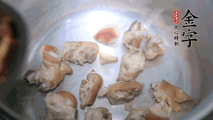 將汆燙好的豬蹄塊、蹄片 、筍段、姜片放入鍋中，放黃酒調(diào)味。