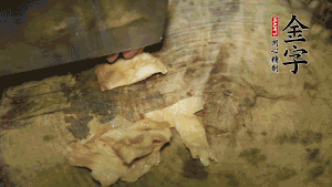 加適量溫水淹沒食材，大火燉至水沸后再小火慢燉1小時，出鍋前10分鐘加枸杞。（焯過水后的豬蹄不應(yīng)再用涼水，用溫水燉煮更容易軟爛。也可以用高壓鍋或者有煲湯功能的電飯煲，省時又便于入味。）