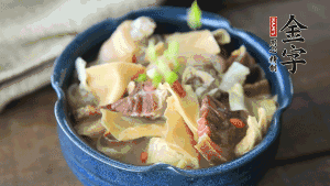 加翠綠的蔥花點(diǎn)綴一下就可以啦。