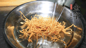 蟲草花用涼水浸泡10分鐘，干香菇溫水泡發(fā)至軟去蒂備用。蓮子、紅棗也可一同清洗干凈。