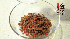 【月餅餡】2．火腿丁、白砂糖、蜂蜜攪拌腌漬2小時。