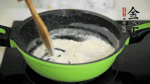 【月餅餡】3．把面粉放入干凈的炒鍋，小火加熱不斷翻炒，至呈微黃色熟透。在腌漬好的火腿丁中加熟面粉，拌勻后，加黃油拌勻揉搓成12個小球，放冰箱冷藏備用。