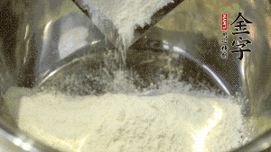 【油皮】1．將油皮材料放入料盆中，緩緩加100ml水，攪拌成雪花片狀。在案板上反復揉搓成有一定筋度的光潔面團，搓成12個團子。