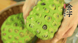 從蓮蓬中取出新鮮蓮子，剝?nèi)ネ鈿ず?，再小心剝?nèi)グ咨∧?。（剝掉白色薄膜的蓮子口感上?huì)更嫩，入口更顯清甜）