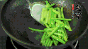 鍋中倒油，油溫7成熱時(shí)，放入四季豆煸炒至變色，然后放入香腸均勻翻炒，加少許清水燜煮1分鐘。