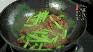 然后再加入鮮蓮子一起翻炒，至熟后加少許鹽調(diào)味就可以了。