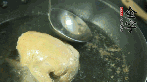 鴿子去毛和內(nèi)臟，處理干凈。大火燒開鍋中的水，放入鴿子汆燙3分鐘，撇清血沫，撈出備用。（為了保證湯色純正，肉類在煲制前要先去除殘留的血水，煲湯時(shí)一定要冷水下鍋，這樣肉里的蛋白質(zhì)才可以充分地溶解到湯里，湯的味道才會(huì)鮮美。）