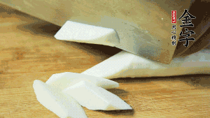 生姜刮去皮切成片，山藥去皮洗凈切成小塊備用。（山藥建議選擇軟糯的鐵棍山藥，口感上更好喲~）