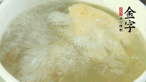 待湯水滾開后，再加入山藥塊，以料酒調(diào)味。