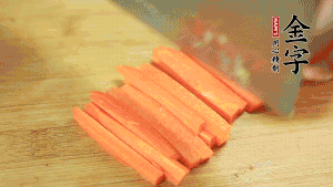 洋蔥、青椒、胡蘿卜切成粒備用。