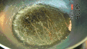 熱油起鍋，依次放入胡蘿卜粒、青椒粒、洋蔥粒煸炒均勻。