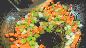 以耗油、料酒調(diào)味，加適量清水燜煮。