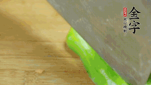 大蒜切成小段，青椒去籽滾刀切成塊。