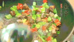 熱油起鍋，依次加入青椒塊、牛肉、大蒜煸炒均勻。