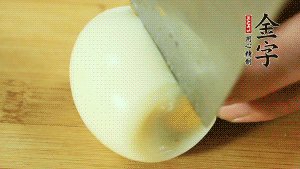 煮面條的同時(shí)把雞蛋煮好。