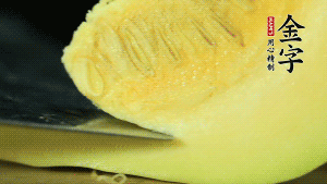 胡蘿卜切滾刀塊，小南瓜取一半去籽去皮切塊備用。