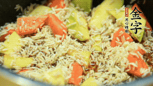 加入切好的胡蘿卜塊和南瓜塊、鹵牛肉塊攪拌均勻。放入電飯煲，按“煮飯模式”。