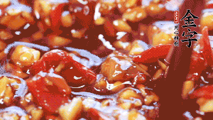 加入蒜末后攪拌均勻，讓每一種味道更加融合。(這個(gè)醬汁是不是看起來(lái)很誘人啊^_^)