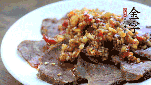 最后把醬汁淋到牛肉上即可，撒上芝麻、香菜。也可以把牛肉和醬汁攪拌均勻，讓牛肉與醬汁更加入味。