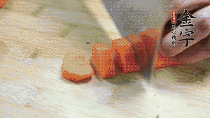 食材洗凈后，胡蘿卜切成塊，鮮香菇切成十字花刀備用。