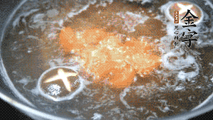 將烏冬面放入調好味的面湯中一起煮熟。（選擇烏冬面的原因，第一是因為菜鳥也能很好地做出成品，而不用擔心會糊鍋或者黏在一起；第二是因為白色的面條，在夏天看起來更有食欲。）