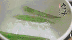 在煮面湯時，就可以做其他步驟了。比如把秋葵汆水，橫切成星星造型；雞蛋煮熟，切成兩半；黃瓜切成絲。