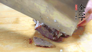 金字鹵牛肉打開包裝，把牛肉切成片狀。（眼見為實，用一整塊牛肉鹵制的鹵牛肉哦，牛肉的香氣感覺撲鼻而來有木有?。。。?>
					</div>
					<span>步驟 6/7</span>
					<p>金字鹵牛肉打開包裝，把牛肉切成片狀。（眼見為實，用一整塊牛肉鹵制的鹵牛肉哦，牛肉的香氣感覺撲鼻而來有木有?。。。?/p>
				</li><li>
					<div   id=