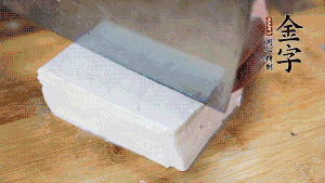 豆腐切成小塊，臘肉切成薄片，辣椒切成小圈。