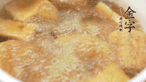 另起一個(gè)湯鍋，倒入適量清水，加入炸好的豆腐塊。待水沸騰后，加入臘肉，用生抽、料酒、火腿高湯調(diào)味。燉煮至臘肉熟透，加辣椒圈增加點(diǎn)辣味。（調(diào)料可以根據(jù)個(gè)人口味適當(dāng)調(diào)整，火腿高湯能夠讓湯汁更加層次豐富。）