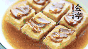 裝盤時(shí)，撒上蔥花裝飾。