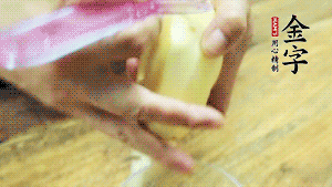 將食材洗凈，茄子、土豆切滾刀塊。