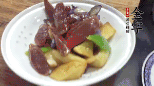 加少量生抽、鹽、糖、雞精調(diào)味，炒熟出鍋即可。