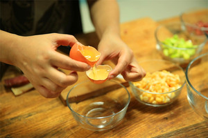 雞蛋蛋白和蛋黃分開，把蛋黃打散。