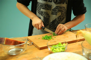 當然，如果你愛吃蔥，可以切點蔥花加入。