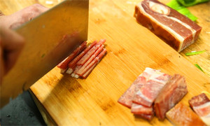 將火腿清洗后切成絲備用。