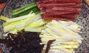 黑木耳泡發(fā)，黑木耳、韭黃、雷筍、青椒切成絲。