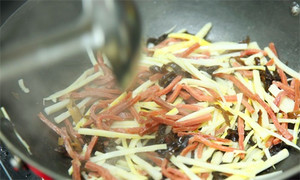 起油鍋，蒜茸煸香，倒入所有食材，加料酒翻炒至熟即可。