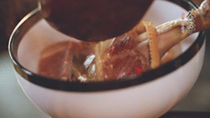 筍干提前冷水浸泡3小時(shí)，浸泡后將筍干撕成條狀。